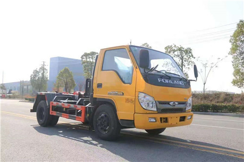 市場(chǎng)上一款雙層大梁的藍(lán)牌鉤臂垃圾車，純工程自卸車底盤，載重?zé)o敵